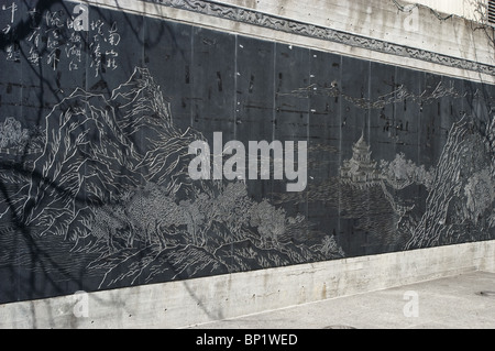 Stile cinese di arte murale bassorilievo con montagne a Chinatown di Montreal, Canada Foto Stock