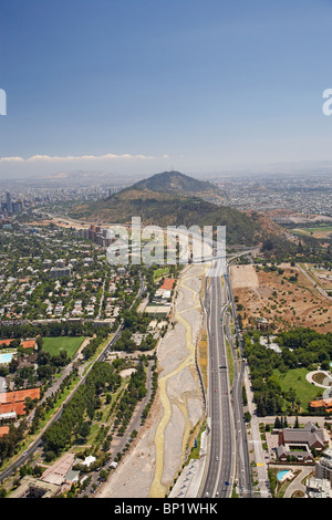 Fiume Mapocho, e Cerro San Cristobal, Santiago del Cile, America del Sud - aerial Foto Stock