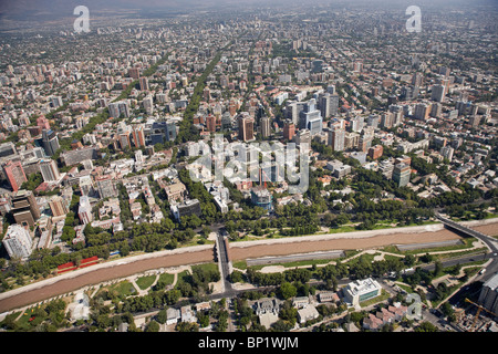 Fiume Mapocho e Los Leones, Santiago del Cile, America del Sud - aerial Foto Stock