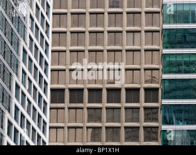 Un close-up dettaglio di tre edifici a più piani nel centro di Vancouver. Foto Stock