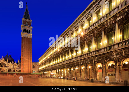 La piazza San Marco o piazza in italiano, è illuminata di notte Foto Stock