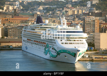 Nave passeggeri 'Jade norvegese' accanto al molo a Napoli la mattina presto. Foto Stock