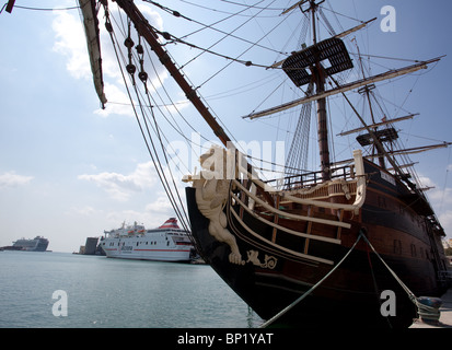 Square truccate nave 'Santisima Trindad' a fianco di Malaga quayside.Spagna Foto Stock