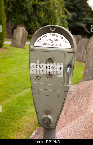 Regno Unito, Derbyshire, Peak District, Hathersage, sagrato, parchimetro donazione collector al piccolo Giovanni la tomba di Foto Stock