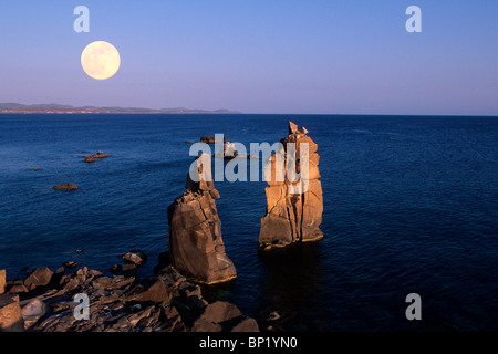 La luna piena vicino a Carloforte presso l'Isola di San Pietro, Sardegna, Italia Foto Stock