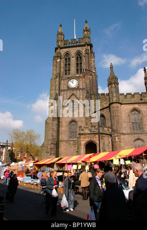 Inghilterra, Cheshire, Stockport Market Place, St Mary Chiesa Parrocchiale il giorno di mercato Foto Stock