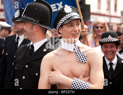 Prendendo parte al Brighton Gay Pride Parade 2010 Foto Stock