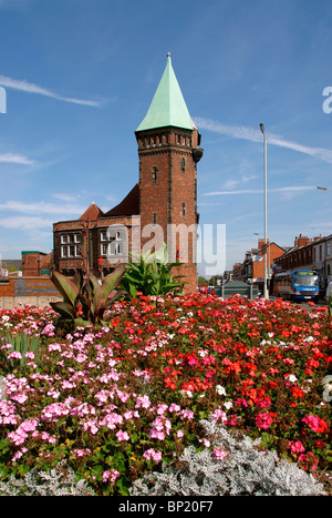 Inghilterra, Cheshire, Stockport, Edgeley, floreali display sulla rotatoria presso la città di armeria Foto Stock