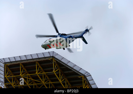 Bristows Sikorsky S 92 di atterraggio su Terna una piattaforma del mare del Nord Foto Stock