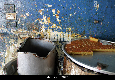 Tradizionale torta siriano di essere venduto in Laodicea in un tipico fornai Foto Stock