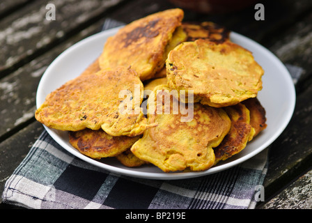 Senza glutine frittelle fatte con farina di gram pastella e gamberi Foto Stock