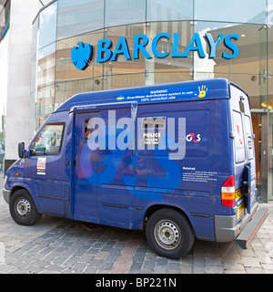 La sicurezza di un furgone parcheggiato al di fuori di un Barclays Bank in Leicester City. Foto Stock