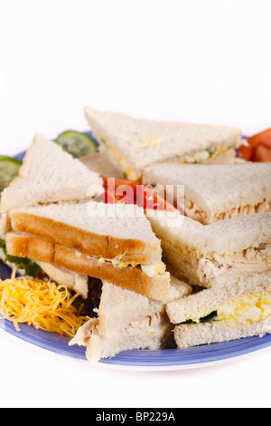 Cocktail panini impilati su una piastra. Isolato. Copia dello spazio. Foto Stock