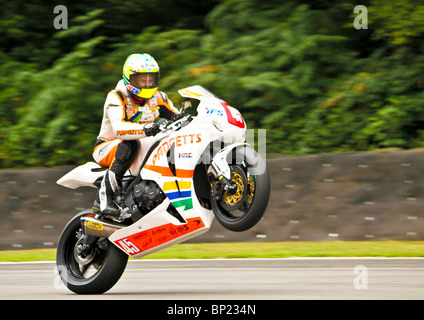 Glen Richards impennare la sua Honda come lui accelera al di fuori della curva sullo storico circuito Gp a Brands Hatch. Foto Stock