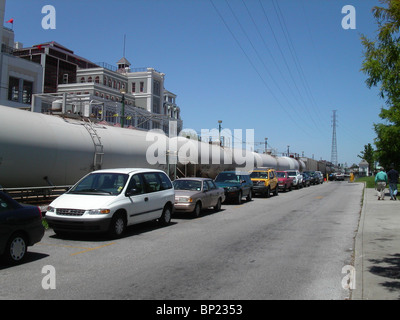 New Orleans 2002 - La petroliera chemical treno passa attraverso il cuore della città vecchia prima di Katrina e la BP Golfo di perdite di olio Foto Stock