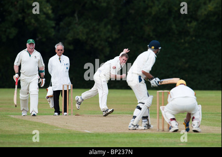 Partita di cricket bowler in azione Foto Stock