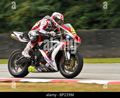 Jimmy Hill per il suo trionfo 600cc racing per gruppo mappa trionfo Racing durante il Metzeler nazionale Campionato Superstock 600. Foto Stock