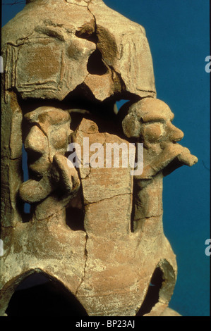 158. Filisteo culto-stand con le figure di musicisti. Trovato in Ashdod. Israelita (ferro) PERIODO, 11-10TH. C. BC. Foto Stock