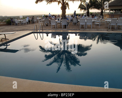 Niger. Niamey. Grand Hotel piscina con la riflessione di Palm tree Foto Stock