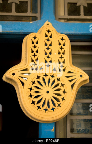 Una mano di ceramica di Fatima è visualizzato per la vendita in un negozio di ceramiche nel villaggio di Guellala sull'isola di Djerba, Tunisia. Foto Stock