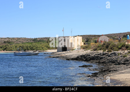 Stazione di polizia, St Mary's Bay, l'isola di Comino e Malta, Mediterraneo, Europa. Originariamente un avamposto dei Cavalieri di St John. Foto Stock