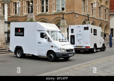 Vista laterale e posteriore di Loomis Cash & valuables Transport furgoni una società di affari che opera trasporto blindato di alta sicurezza a Londra Inghilterra Regno Unito Foto Stock