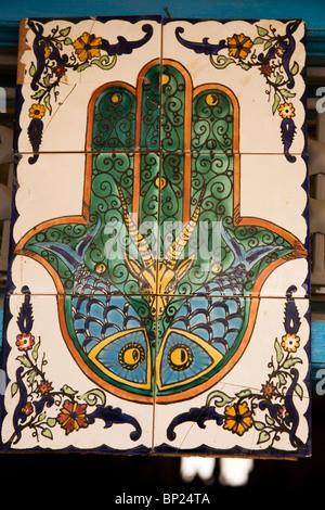 La mano di Fatima è visualizzato in un negozio di ceramiche nel villaggio di Guellala sull'isola di Djerba, Tunisia. Foto Stock