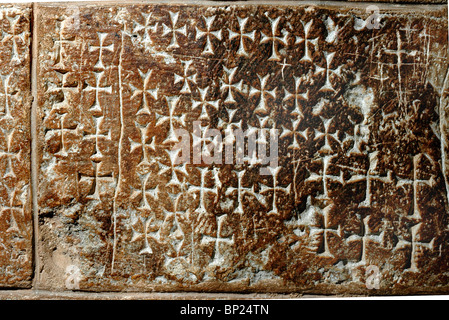 649. Santo Sepolcro-croci incise dai soldati CRUSSADER e pellegrini sulle pareti di pietra della chiesa Foto Stock