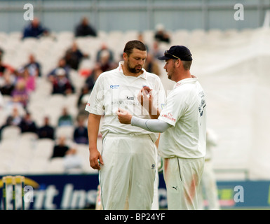 Steve Harmison e Ian Blackwell esaminare la condizione della sfera nella partita contro il Yorkshire Lancashire a Old Trafford Foto Stock