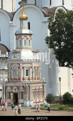 Cappella-su-il bene in La Laura della Santa Trinità di San Sergio Sergio, Sergiev Posad, distretto di Mosca, Russia Foto Stock