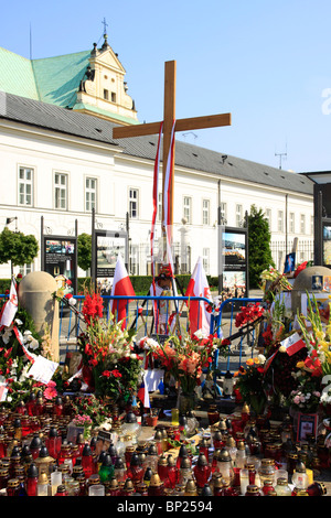 Una croce di fronte al Palazzo Presidenziale dedicata alla Polonia del compianto Presidente Lech Kaczynski, Varsavia, Polonia Foto Stock