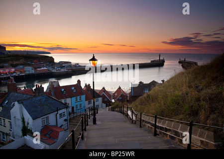 Estate tramonto dal 199 passi oltre il porto di Whitby, North Yorkshire Coast Foto Stock