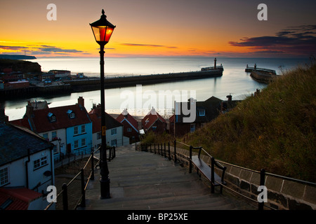 Estate tramonto sul porto di Whitby dal 199 passi, North Yorkshire Coast Foto Stock