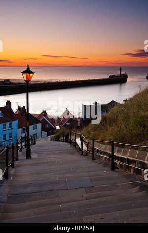 Estate tramonto sul porto di Whitby dal 199 passi, North Yorkshire Coast Foto Stock