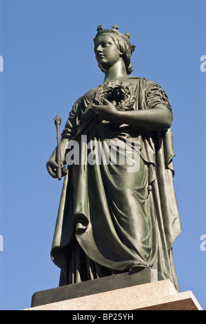 Monumento alla statua della Regina Vittoria in Victoria Square, contro un cielo azzurro, Montreal, Quebec, Canada. Foto Stock