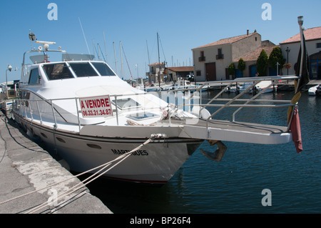 Una barca di lusso per la vendita nel porto di Marseillan, Languedoc, Francia Foto Stock