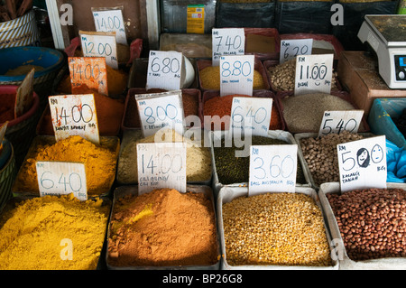 Le spezie e le lenticchie per la vendita nel mercato umido lungo Jalan Gambier a Kuching, Borneo Foto Stock