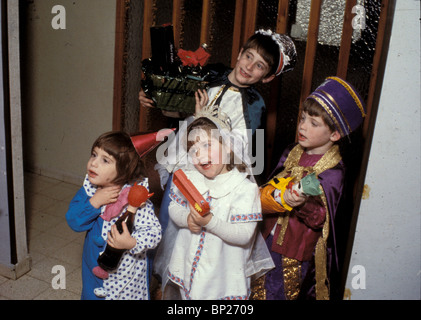1355. PURIM - si tratta di una consuetudine di portare presenta dei dolci e del vino ad amici e vicini di casa Foto Stock