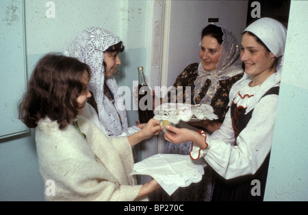 1355. PURIM - si tratta di una consuetudine di portare presenta dei dolci e del vino ad amici e vicini di casa Foto Stock