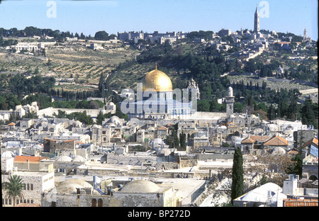 Vista di Gerusalemme a est; il MUSLEM della Città Vecchia di fronte il monte del tempio con la cupola dorata del dome Foto Stock