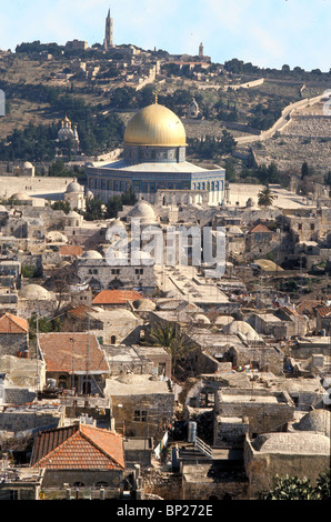 Vista di Gerusalemme a est; il MUSLEM della Città Vecchia di fronte il monte del tempio con la cupola dorata del dome Foto Stock