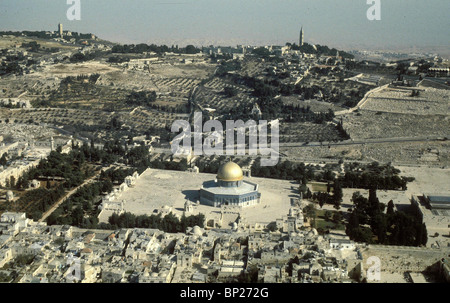 Vista di Gerusalemme a est; il MUSLEM della Città Vecchia di fronte il monte del tempio con la cupola dorata del dome Foto Stock