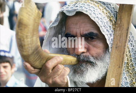 Soffiare la RAM il corno A CAPODANNO. La RAM il corno simboleggia il legame tra Dio e gli ebrei che Dio ha inviato una RAM DI ABRAMO Foto Stock