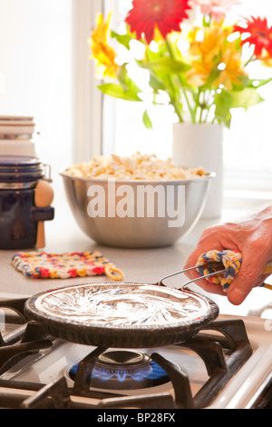 Pop Corn in lamina Pan a casa, la serie 1 di 6 Foto Stock