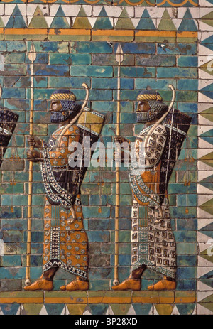 Protezione ELAMITE dell'esercito persiano rappresentato in pieno splendore. In mattoni smaltati dal palazzo ACHEMENIDE IN SUSA - PERSIA 6TH.C. Foto Stock