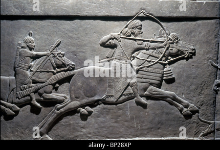 Cavalleria assira sollievo da SENNACHERIB'S PALACE NINVEH C. 700 A.C. Ho visto di notte & ecco un uomo uppon equitazione un cavallo rosso Foto Stock