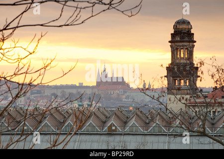 Crepuscolo sul Castello di Praga e sulla stazione ferroviaria principale. Foto Stock