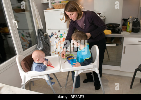 Eloi - 6 mesi - e Emile - 2 e 1/2 - stanno avendo la loro cena Foto Stock