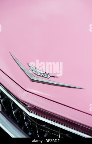 Pink Cadillac badge auto sul cofano. Classic American car Foto Stock