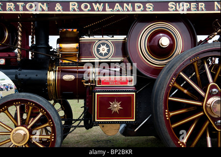 Fowler Showmans motore trazione 'Lion" in occasione di una fiera a vapore in Inghilterra Foto Stock